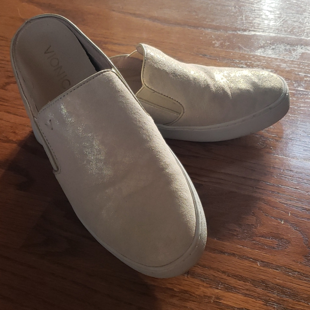 Vionic Dakota slip on
